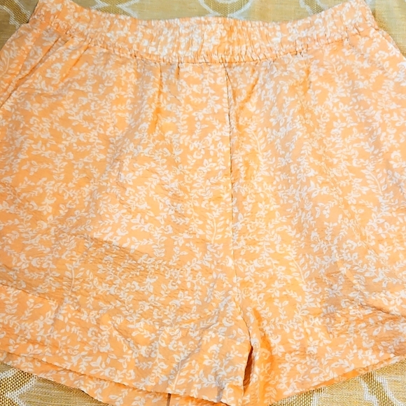 WAYF NAIMA shorts NWT elastic waist with pockets sz.S peach with white flowers - Picture 7 of 7